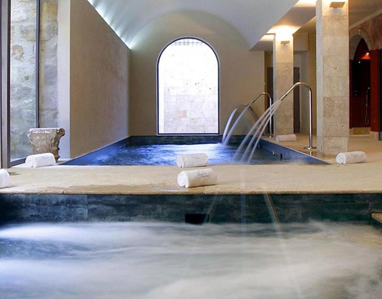 História, encanto e espumante: passe a noite num palácio andaluz com spa incluído