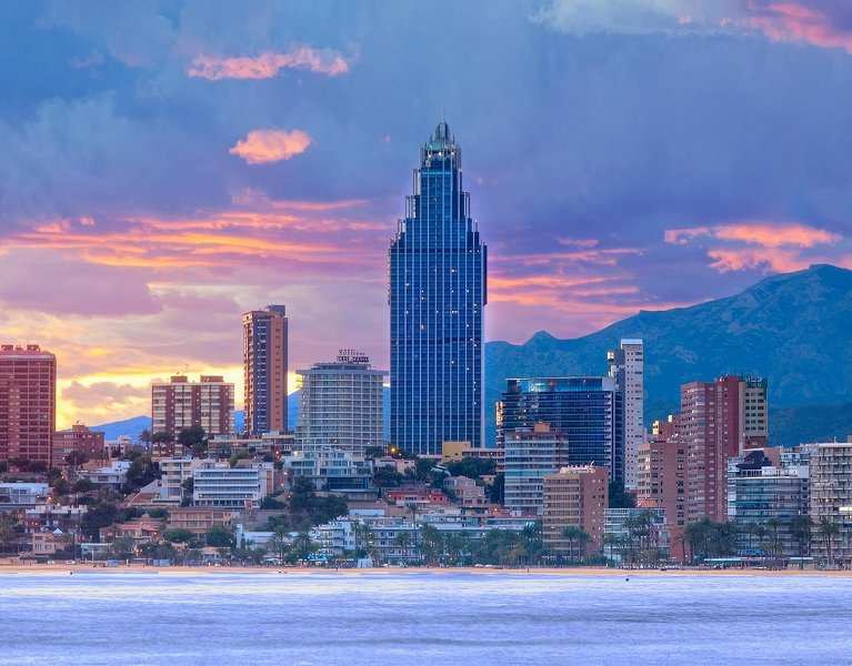 Notícias de última hora em Benidorm! Fique hospedado num dos hotéis mais altos da Europa