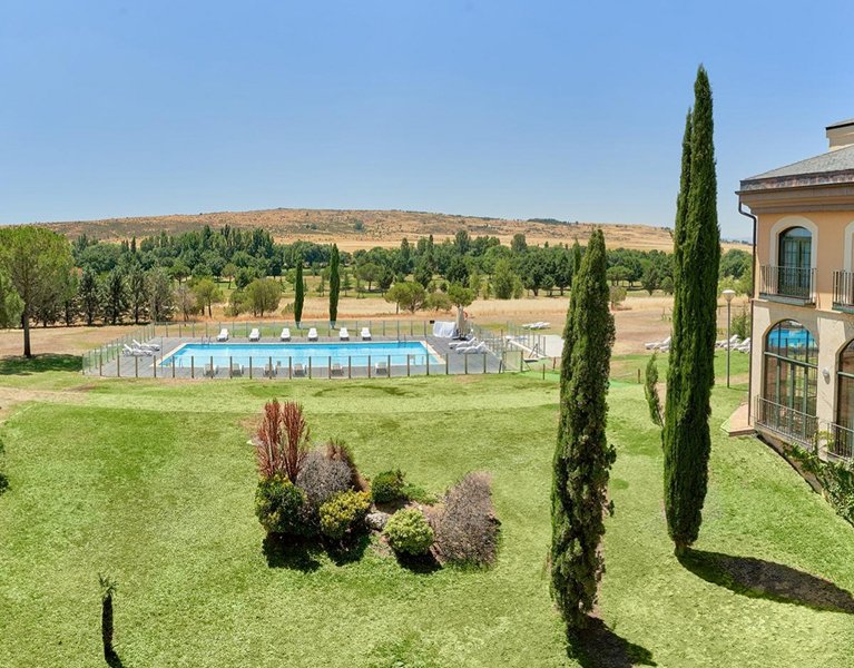 Nature et piscine : votre escapade estivale 4 étoiles à Ávila