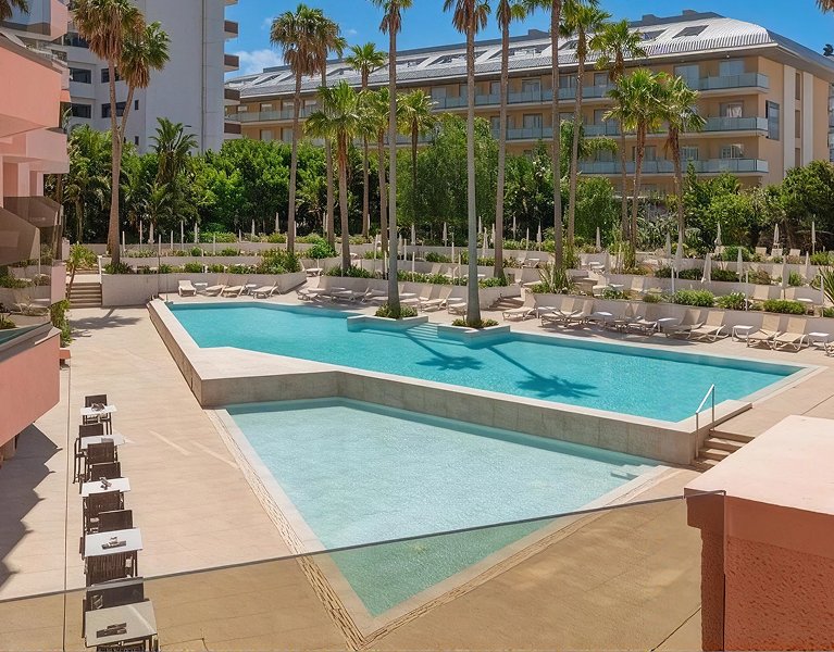 Ein exklusives „Adults Only“-Erlebnis! 4-Sterne-Superior-Hotel in Santa Susana inklusive Spa