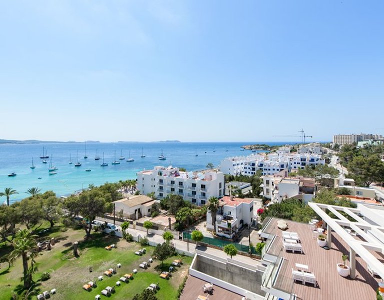 Segeln nach Ibiza: Komfort am Strand und Inselfeeling erwarten Sie