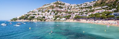 Roses: Calas Turquesa and Camino de Ronda, right on the beach