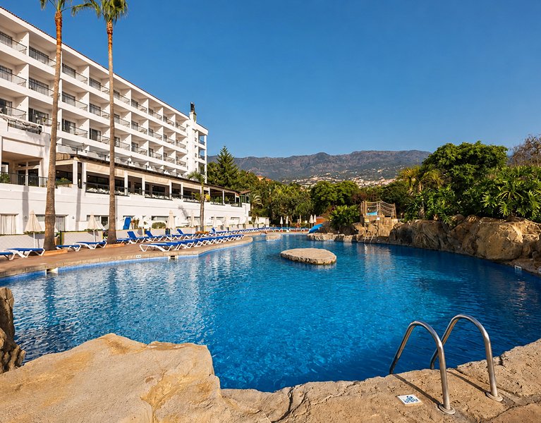 Wake up in a botanical oasis facing Mount Teide!