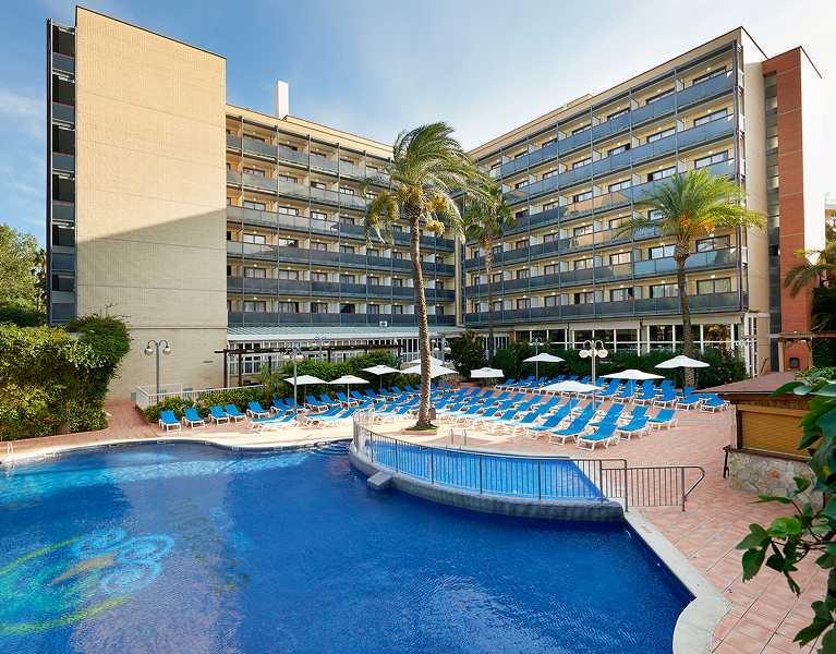 Experience Salou with the whole family—with the option to visit Aquopolis!