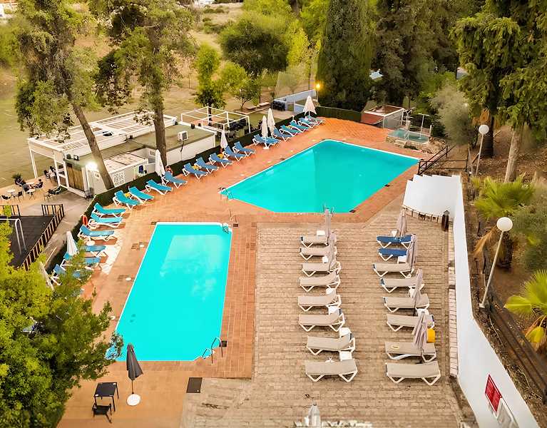 Un petit coin de charme aux portes de Cordoue : jardins, piscine et détente