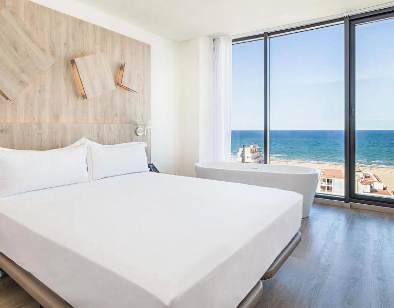 Wake up next to the Mediterranean at your 4-star hotel in Gandia