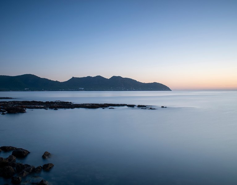 Der absolute Sommer-Hit findet in Cala Bona statt: Mallorca mit optionaler Fährfahrt