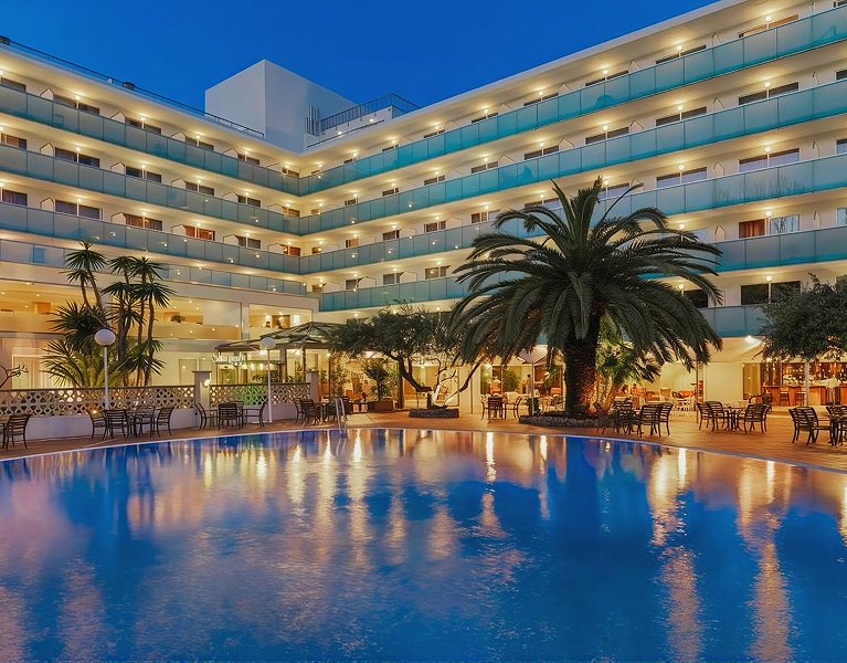 Brückentage zu Ehren der Jungfrau vom Pilar und mehr im 4-Sterne-Hotel „Adults Only“ in Salou