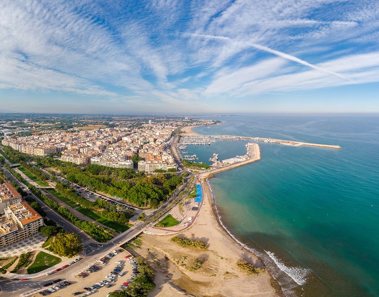 Cambrils is best enjoyed by the sea: stay at a 4-star hotel just 50 m from the beach