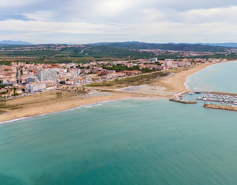 Coma-ruga, Mediterrâneo e praias douradas